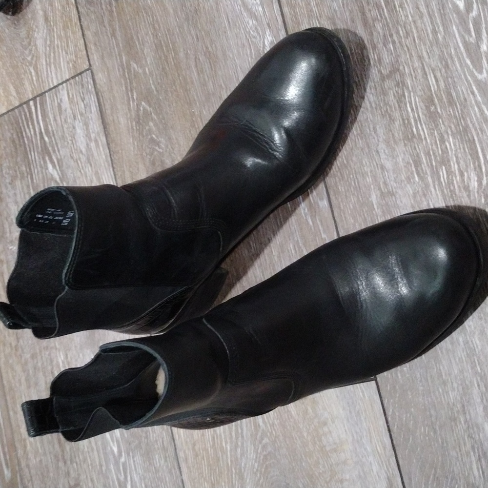 UGG womens black leather ankle booties with croc print heels. Size 8